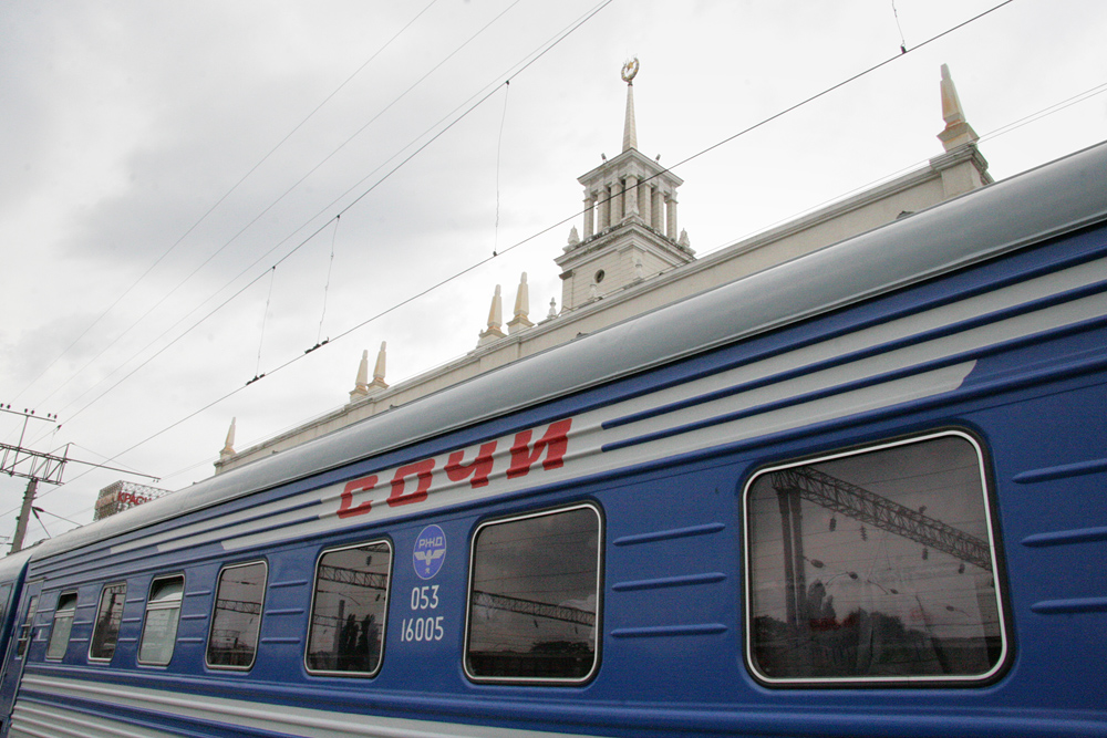 Поезда в сочи с какого вокзала. Поезд Москва Сочи. Вагон Сочи. Двухэтажный поезд Москва Сочи. Поезд Москва Сочи фото.