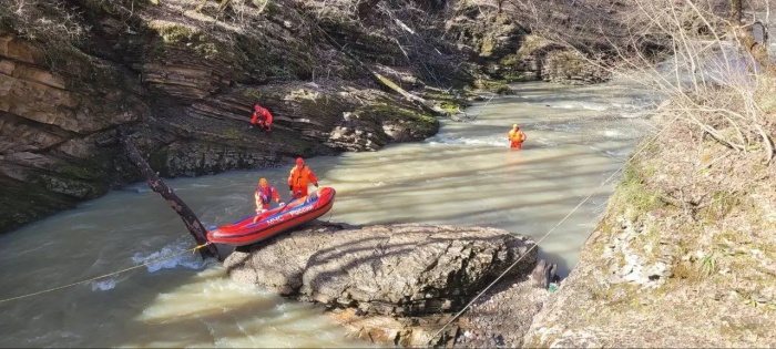Два человека погибли при падении автомобиля в реку Сахрай в Адыгее 