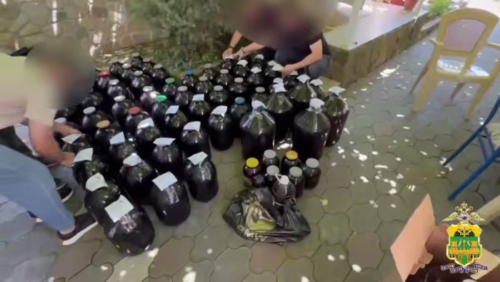 В Геленджике дома у пенсионера нашли более 1,3 тонны вина