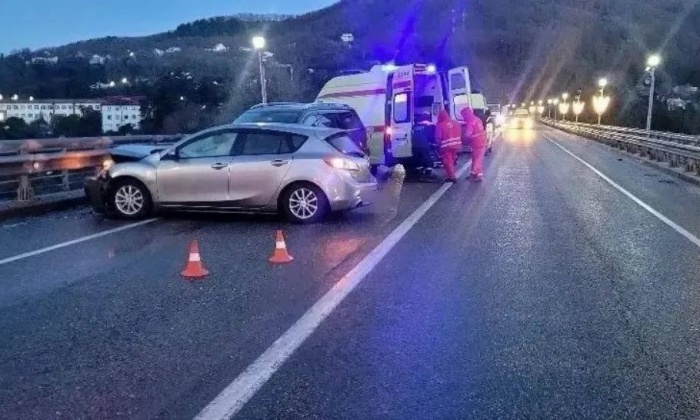 В Сочи погибла 74-летняя пассажирка иномарки, попавшей в ДТП на обледенелой дороге 