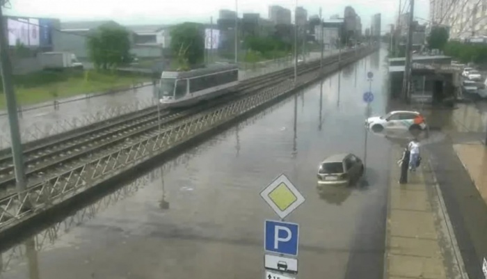 На ул. Московской в Краснодаре подтопило дорогу, движение перекрыли 