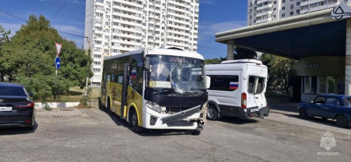 В Новороссийске столкнулись автобус и маршрутка, есть пострадавшие 
