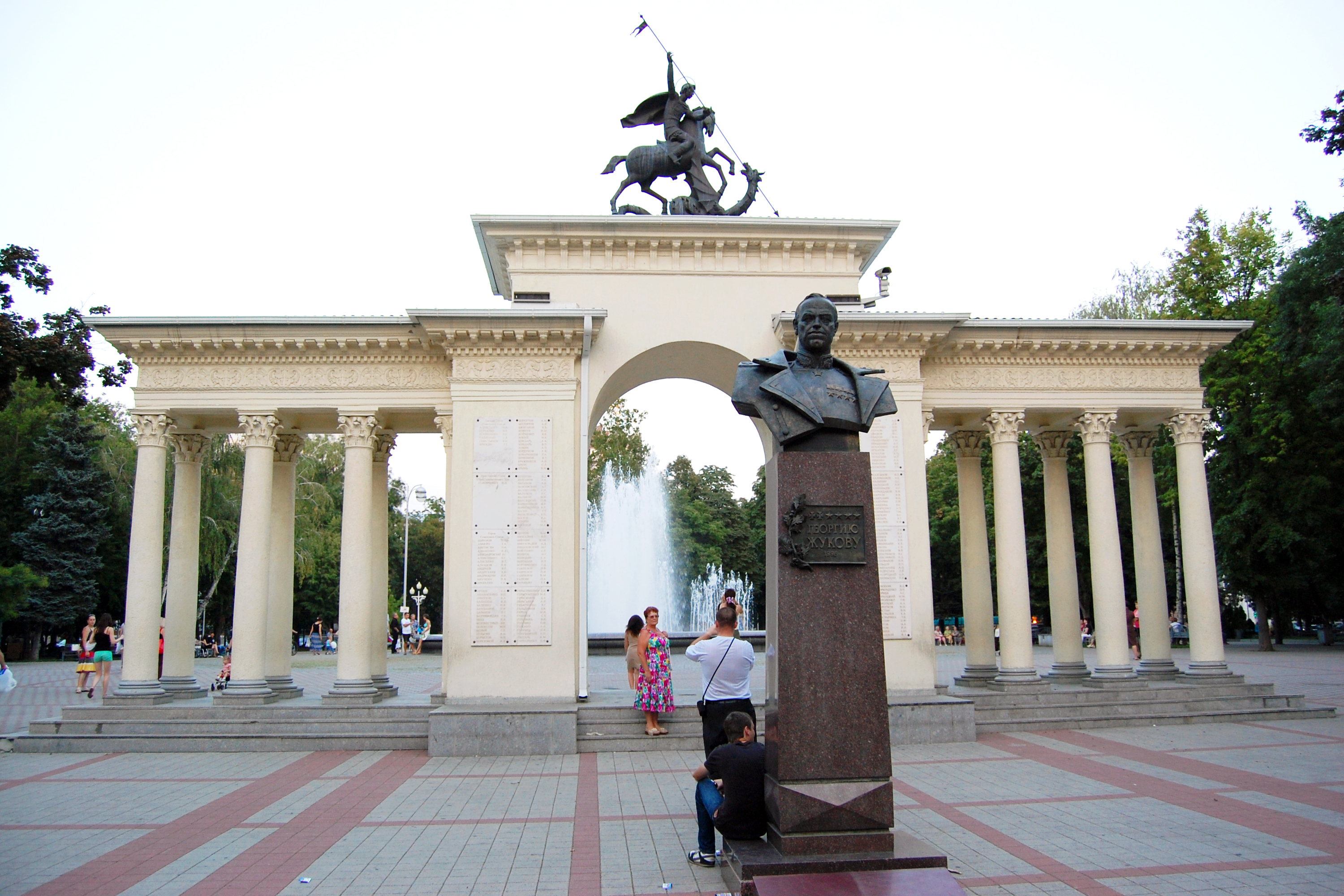 Арка персонажа. Памятник Краснодару арка. Арка Георгия Победоносца в Краснодаре. Арка героя. Арка героев на бывшей Соборной площади Краснодар.