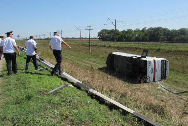 На Кубани два человека погибли в ДТП с рейсовым автобусом и легковушкой