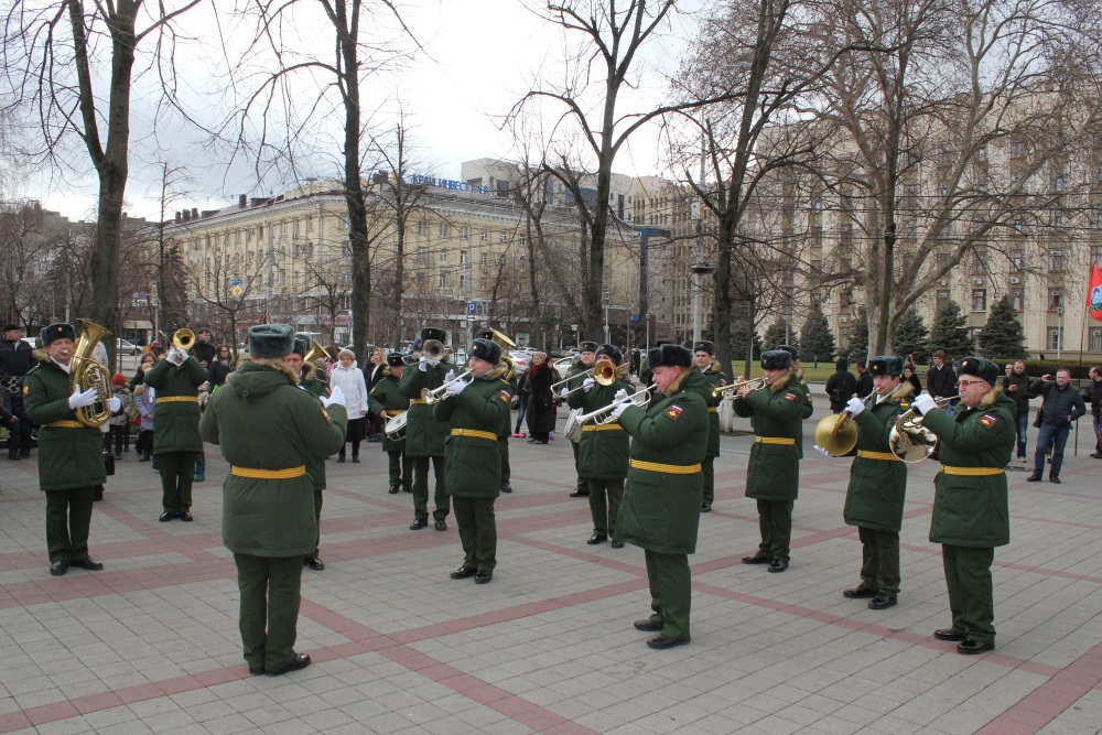 В годовщину освобождения Краснодара в центре города водрузили Красное Знамя