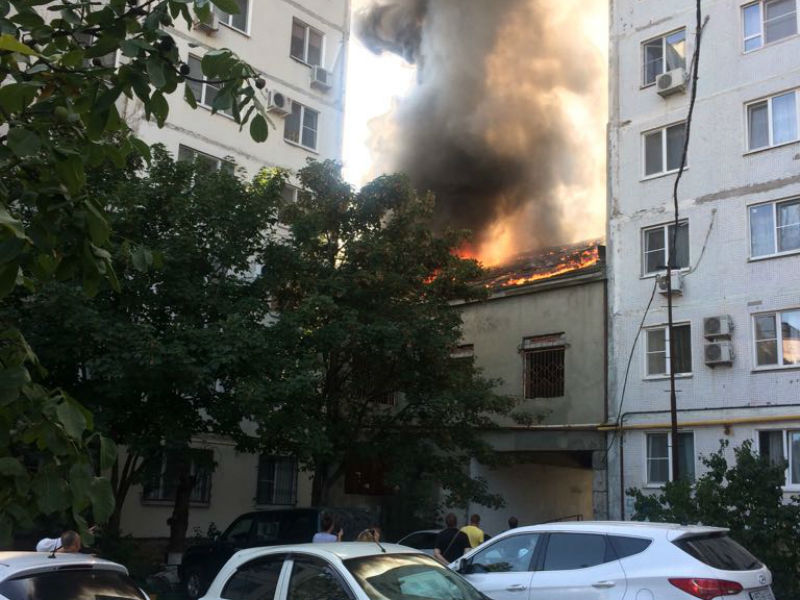 В Ростове-на-Дону горят более 10 частных домов