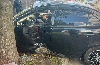 В Краснодаре иномарка после ДТП врезалась в дерево, водитель пострадал