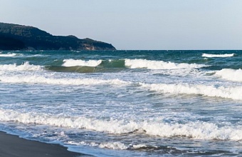 В Сочи вечером усилятся волны на море