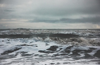 В Анапе запретили купание в море из-за шторма и донного течения
