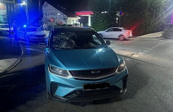 В Краснодаре иномарка сбила мужчину на электросамокате