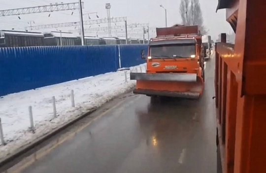 Десятки спецтехники и более 600 человек расчищают улицы Краснодара от снега