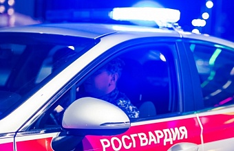 Нетрезвый мужчина пытался прорваться в закрытый ресторан в Красной Поляне