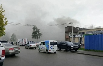 В Армавире загорелся магазин «Светофор»