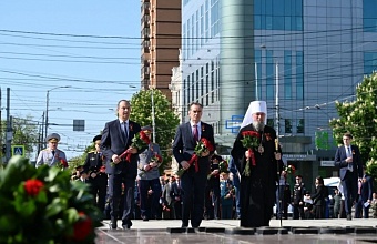 Губернатор Кубани возложил цветы к Вечному огню в Краснодаре