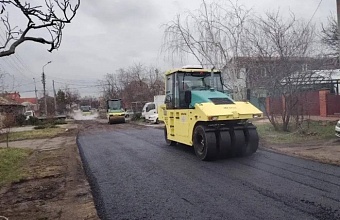 В Краснодаре восстанавливают дороги после снегопадов и дождей