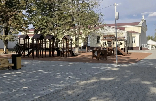 В станице Новолеушковской завершают благоустройство парка
