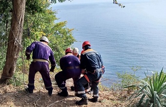 В Сочи спасли туриста, зависшего над обрывом