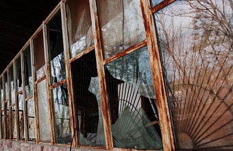 В Сочи обломки БПЛА попали в здание неработающего санатория