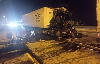 В Выселковском районе большегруз врезался в стоящую на дороге «Сканию»