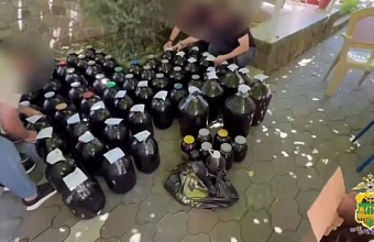 В Геленджике дома у пенсионера нашли более 1,3 тонны вина