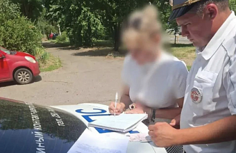 Жительница Краснодара прокатила мужа на капоте и получила штраф