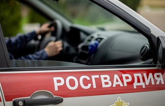 В Геленджике пьяный мужчина вел себя неадекватно возле детской площадки
