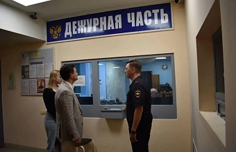 Двухлетняя девочка попала в больницу после падения на детской площадке в Краснодаре