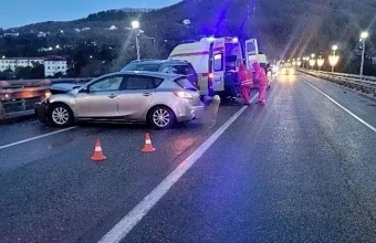 В Сочи погибла 74-летняя пассажирка иномарки, попавшей в ДТП на обледенелой дороге 