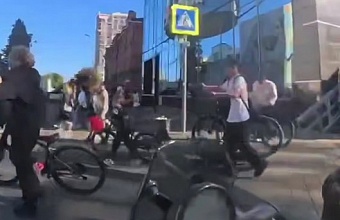 В Краснодаре полицейские остановили подростков на велосипедах, нарушавших порядок