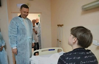 Мэр Новороссийска посетил в больнице пострадавших при атаке БПЛА на город 