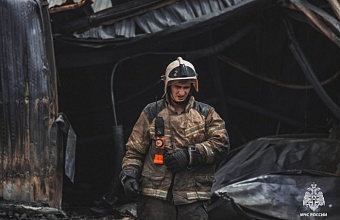 Площадь пожара на морском терминале в Туапсе сократилась почти в два раза