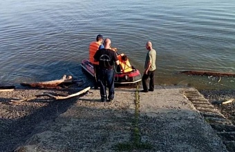Спасатели помогли ребенку, дрейфующему на бревне на Краснодарском водохранилище