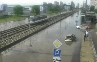 На ул. Московской в Краснодаре подтопило дорогу, движение перекрыли 