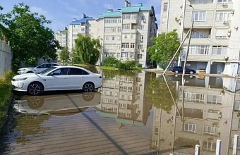 В Краснодаре устраняют последствия сильного дождя 