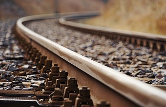 В Краснодаре электропоезд насмерть сбил 21-летнюю девушку 