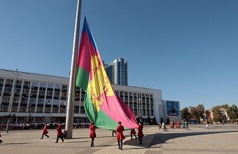 Флаг Кубани торжественно подняли на Главной городской площади Краснодара