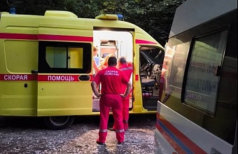 Сочинские спасатели эвакуировали пострадавшего подростка из русла реки