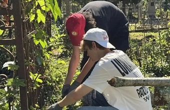 Волонтеры наводят порядок на воинских захоронениях и мемориалах в Краснодаре