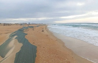 Пятно нефтепродуктов обнаружили в море в 11 км от побережья Анапы