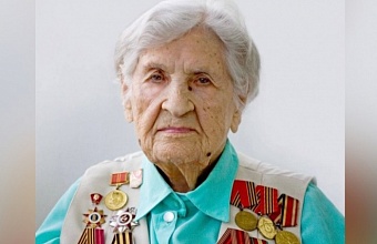 Вениамин Кондратьев поздравил со 102-летием ветерана из Новороссийска 