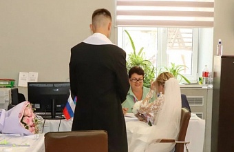 В Анапе участник СВО со своей супругой приняли участие в выборах в день свадьбы