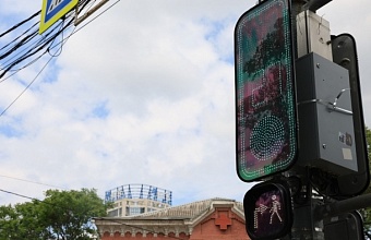 В Краснодаре появился первый светофор с контурной подсветкой