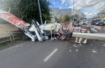 В Краснодаре труба котельной рухнула на дорогу и перекрыла движение