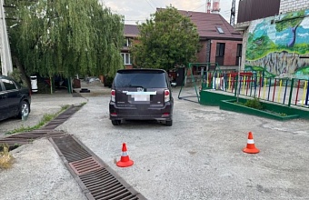 В Новороссийске иномарка во дворе сбила 3-летнюю девочку 