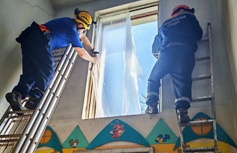 В Туапсе завершают работы по изоляции окон, поврежденных при атаке БПЛА