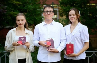 Вениамин Кондратьев поздравил тройняшек из Сочи с золотыми медалями