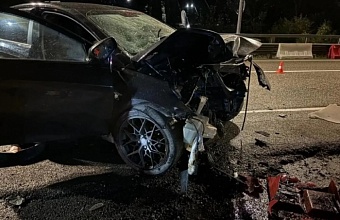 В Сочи иномарка наехала на металлическое ограждение, водитель погиб