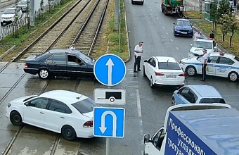 На ул. Московской в Краснодаре подтопило дорогу, проезд перекрыт 