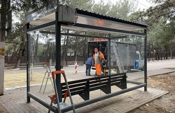 В Геленджике обновляют остановки общественного транспорта