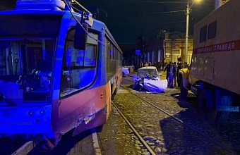 В Краснодаре легковушка врезалась в трамвай, трое пострадали 